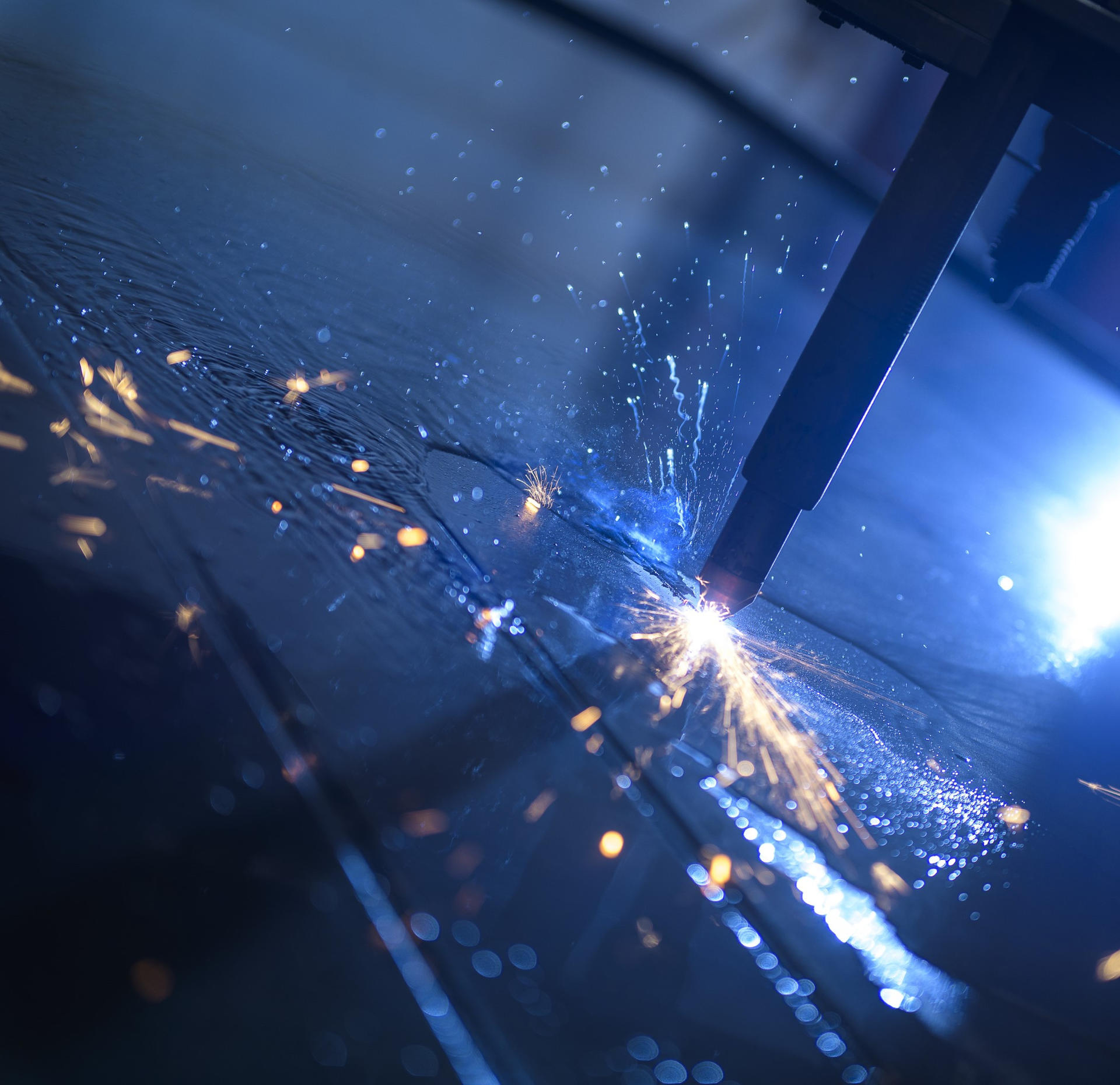 CNC-styrt plasmaskjæring av metallplate skaper store gnister.