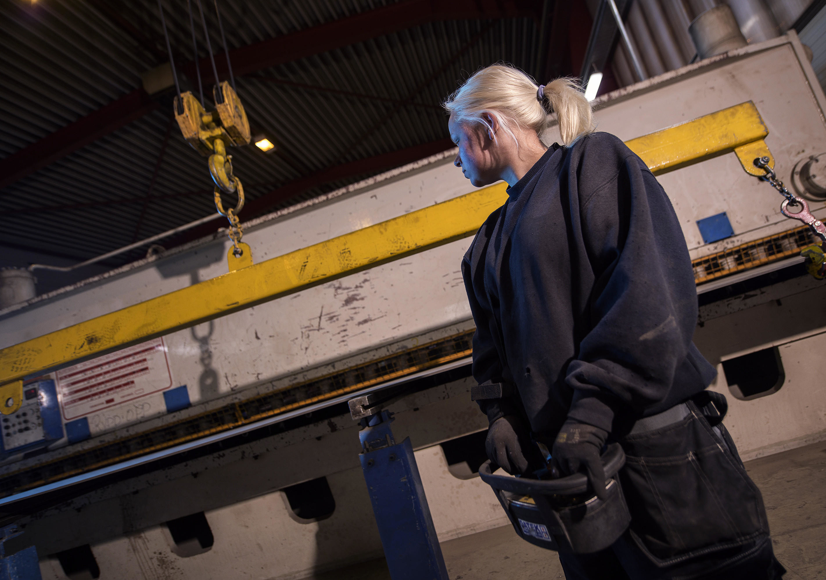 Lisa i TI Industrier foran en av våre store skjæremaskiner som kan bearbeide metallplater på opp til seks meter.